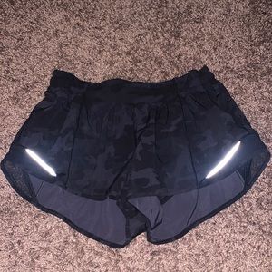 lululemon black camo hotty hot shorts 2”